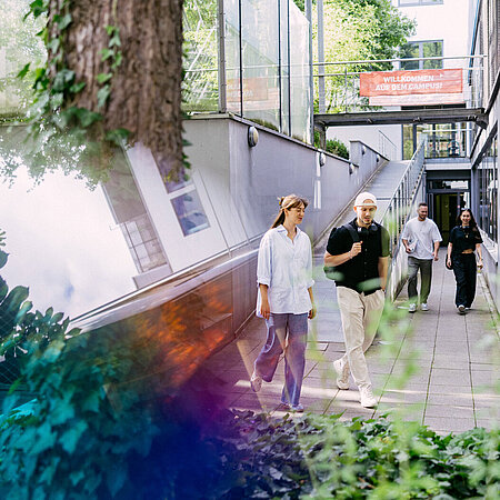 Studierende im Außenbereich der Wiesbaden Business School