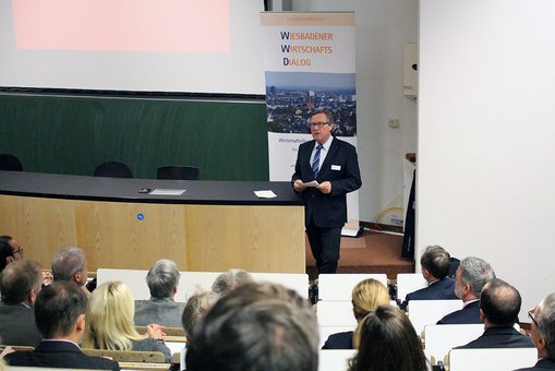Wirtschaftsdezernent Detlev Bendel begrüßt die Teilnehmerinnen und Teilnehmer des Wiesbadener WirtschaftsDialog an der Hochschule RheinMain.