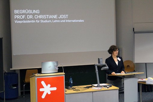 Vizepräsidentin Prof. Dr. Christiane Jost begrüßt die Anwesenden zur Stipendienfeier