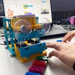 Programmieren  des Roboters von Lego Education Spike im IT-Unterricht