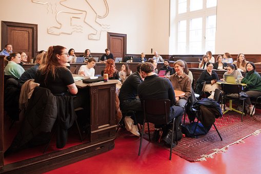 Blick in den voll besetzten Schwurgerichtssaal des Alten Gerichts in Wiesbaden