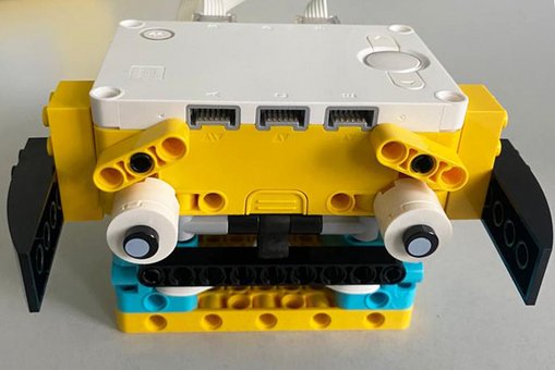 Lego-Roboter, der von Schüler:innen der Hebbelschule programmiert und zusammengebaut wurden.