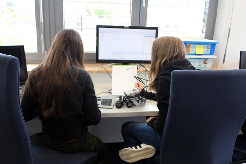 Girls'Day 2017 an der Hochschule RheinMain - Steuerung von Robotern
