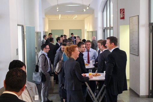 Reger Austausch bereits vor Beginn der Veranstaltung am Fachbereich Wiesbaden Business School. 