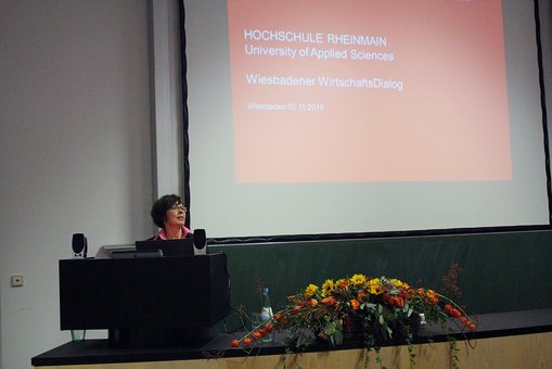 Vizepräsidentin Prof. Dr. Christiane Jost stellt die Kooperationsmöglichkeiten der Hochschule vor.