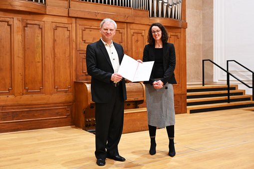 Die Hessische Wissenschaftsministerin Angela Dorn überreicht den Hochschullehrpreis an Prof. Dr. Karlheinz Spindler.