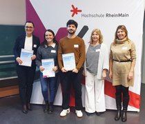 Zwei von 81 Stipendiat:innen: Anina Janitz (2. v. l.) und Moritz Mühlhausen freuen sich über die Förderung durch die Abbott GmbH. 