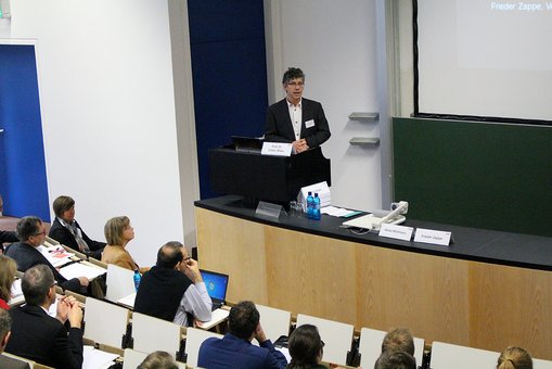Prof. Dr.-Ing. Volker Blees eröffnet die Fachtagung Öffentliche Fahrradvermietsysteme