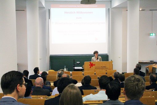 Vizepräsidentin Prof. Dr. Christiane Jost eröffnet den 7. Wiesbadener Versicherungskongress an der Hochschule RheinMain