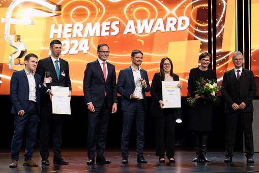 Die Preisträger des Hermes Awards 2024 stehen während der Eröffnungsfeier der Hannover Messe auf der Bühne