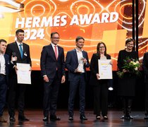 Die Preisträger des Hermes Awards 2024 stehen während der Eröffnungsfeier der Hannover Messe auf der Bühne
