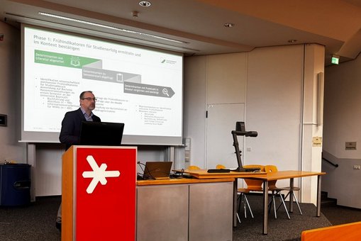 Prof. Dr. Torsten Eymann, Inhaber des Lehrstuhls für Wirtschaftsinformatik an der Universität Bayreuth, bei seiner Keynote.
