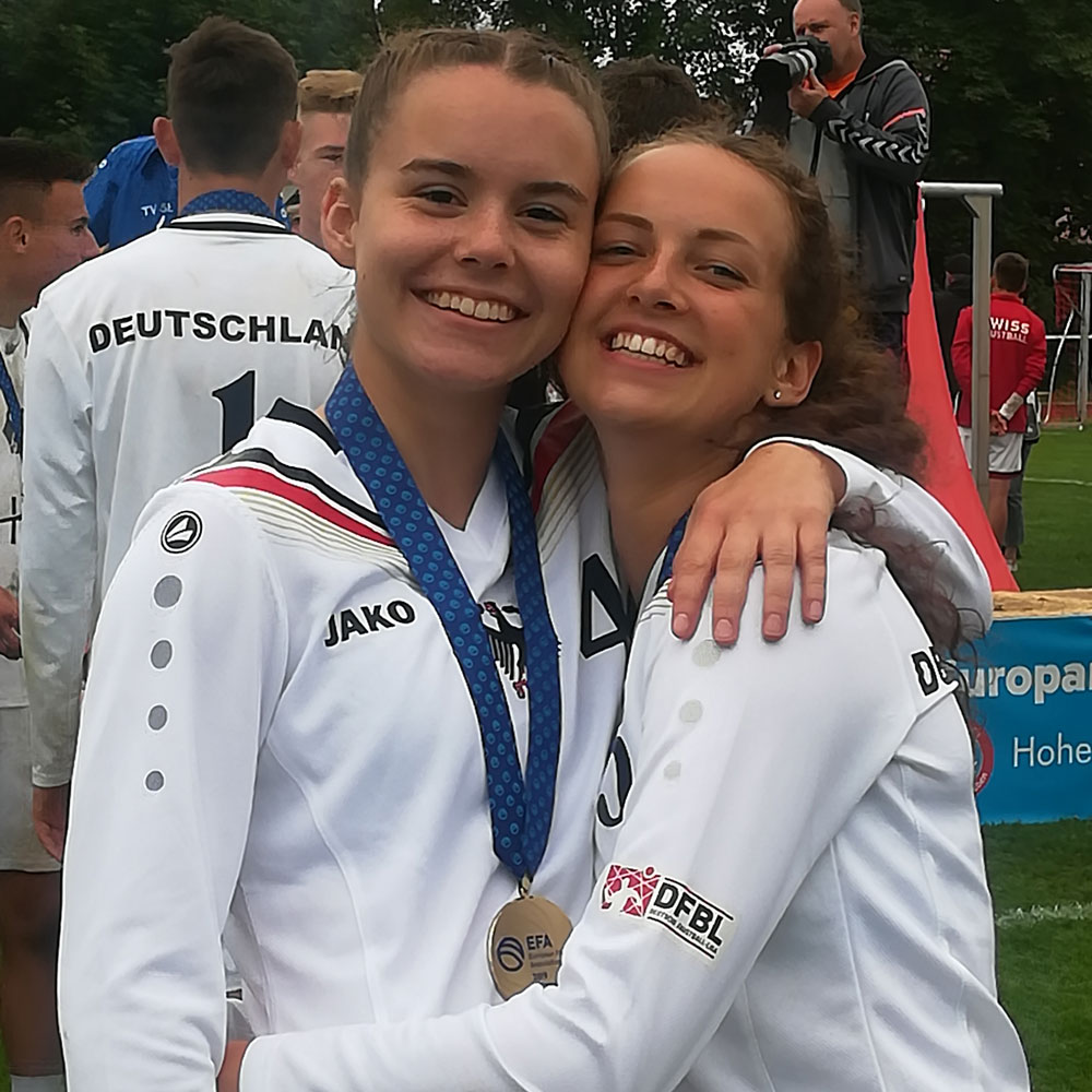 Porträt von Elena Kull und Maya Mehle, Faustball Faustballerinnen Elena Kull und Maya Mehle mit Medaille