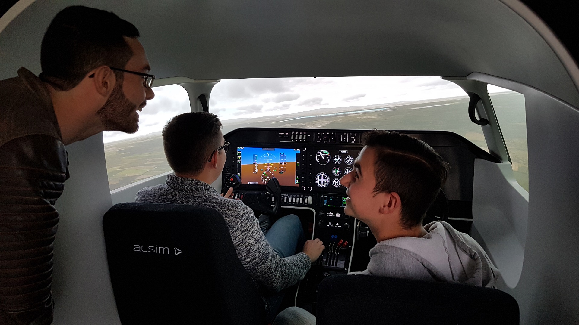 Studierende im Cessna-Simulator