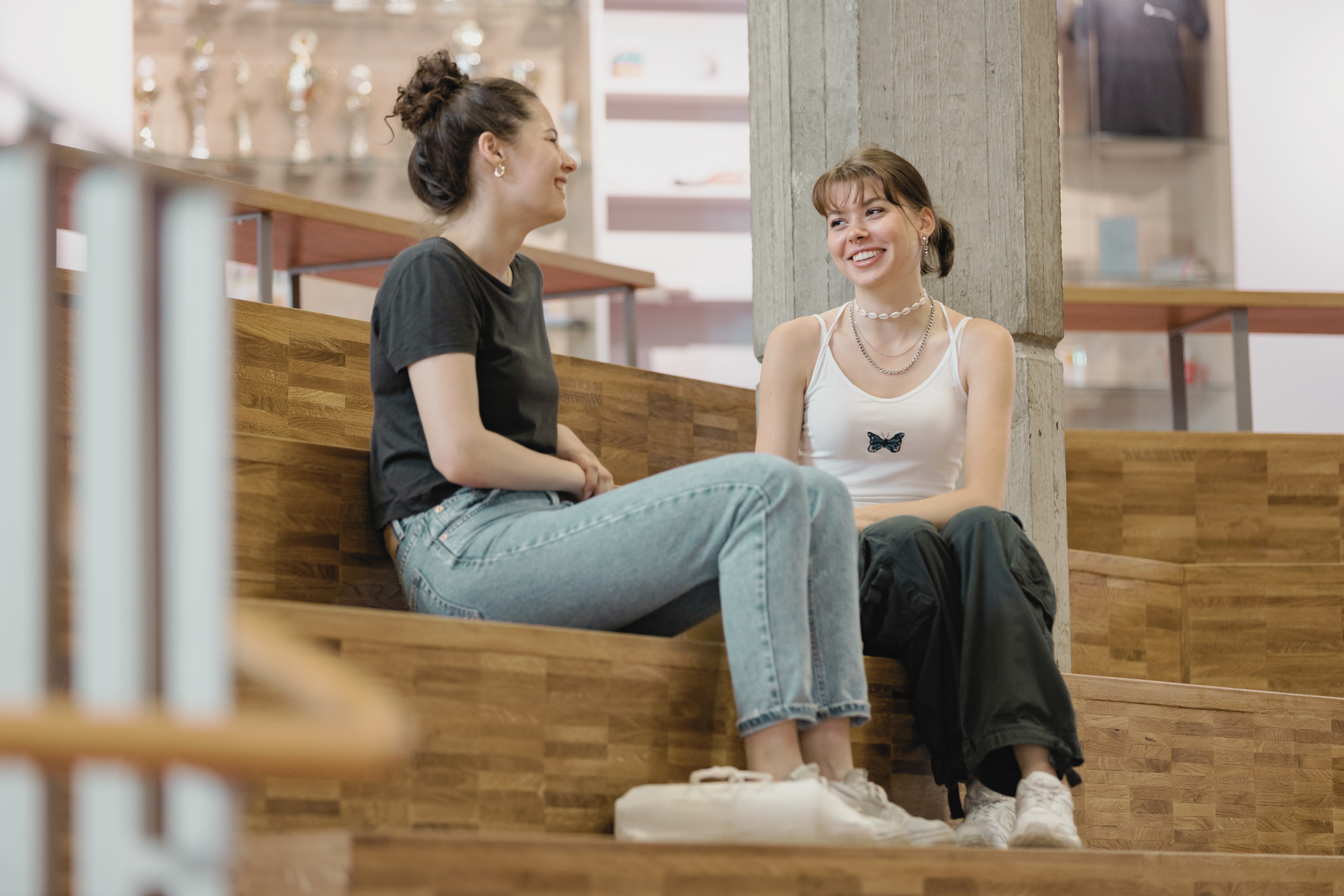 Zwei Studierende im Foyer der Hochschule