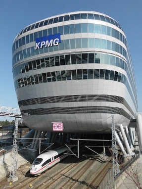 Foto THE SQUAIRE: das flächengrößte Bürogebäude Deutschlands, gelegen über dem Fernbahnhof am Flughafen Frankfurt Main