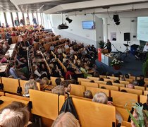 Full House im Audimax der Hochschule RheinMain bei der Abschlussfeier des Fachbereichs Sozialwesen