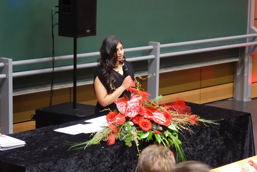 Shimita Sikdar sprach im Namen der Graduierten.