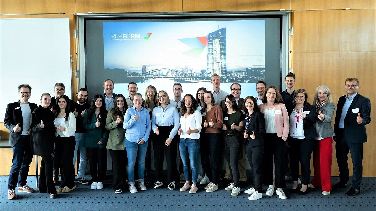 Die Workshopteilnehmer:innen halten beim Gruppenfoto die Daumen nach oben