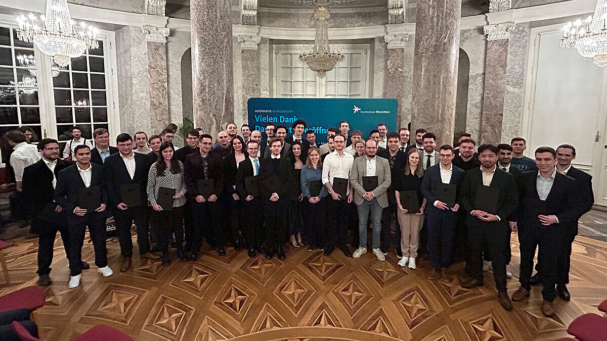 Gruppenfoto der Absolvent:innen der Informatik-Studiengänge
