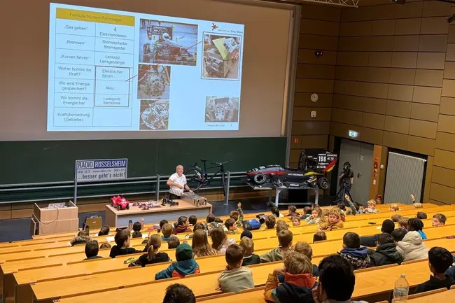 Prof. Dr. Thomas Kiefer erklärt, woher die Kraft beim Scuderia Mensa Rennwagen kommt.