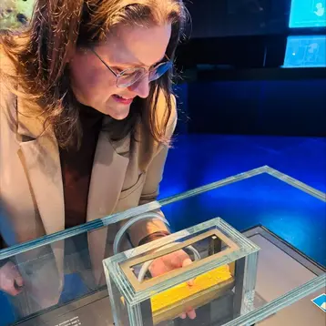 Gwen Kaufmann stellt sich der Challenge, den 12,5 kg schweren Goldbarren zu heben.
