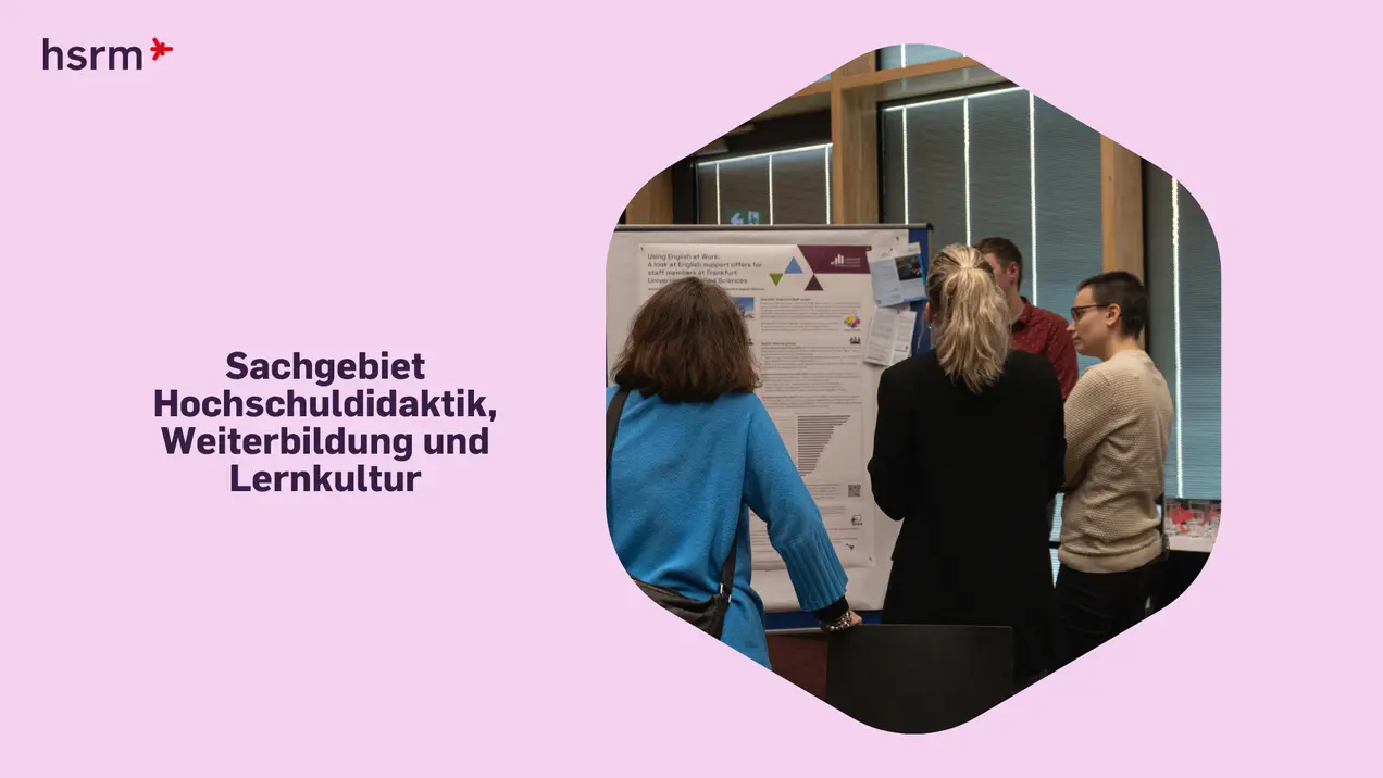 Eine Gruppe von Personen diskutiert um ein Plakat zum Thema Hochschuldidaktik, Weiterbildung und Lernkultur. Im Hintergrund sind Fenster zu sehen, die Licht in den Raum lassen. Die Atmosphäre wirkt informativ und kollaborativ.