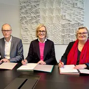 Prof. Dr. Friedmar Voormann, Kirsten Worms und Prof. Dr. Eva Waller unterzeichnen die gemeinsame Vereinbarung.