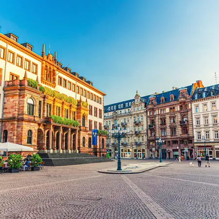 Der Marktplatz in Wiesbaden mit Rathaus und anderen Gebäuden