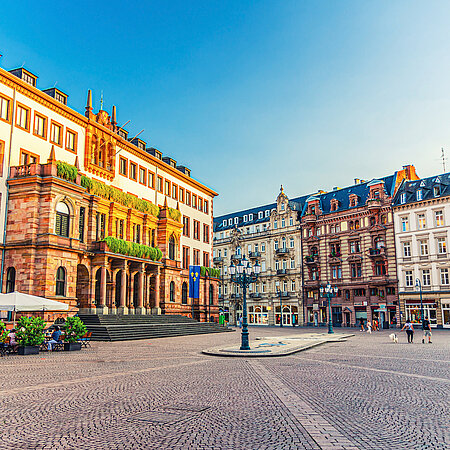 Der Marktplatz in Wiesbaden mit Rathaus und anderen Gebäuden