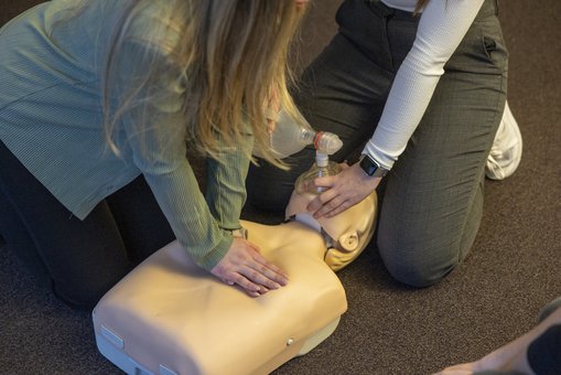 Die Kenntnisse in Erster Hilfe wurden mit einem Reanimationstraining aufgefrischt. © Hochschule RheinMain 