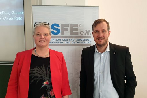 Prof. Dr. Katharina Zweig, Leiterin des Algorithm Accountability Labs an der TU Kaiserslautern, mit Prof. Dr. Till Dannewald, Dekan des Fachbereichs Wiesbaden Business School.