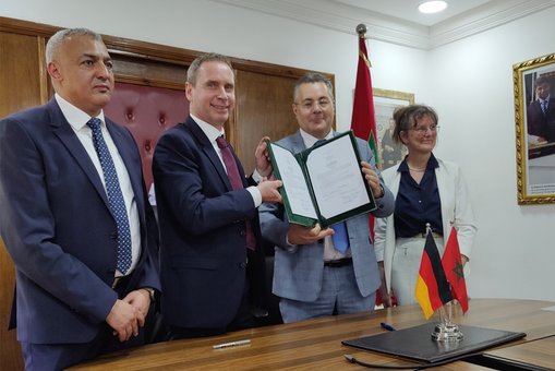 Mostafa El Gameh, Prof. Dr. Christan Glockner, Prof. Mohamed Iarbi Kerkeb (Präsident der UIT), Prof. Dr. Ulrike Stadtmüller nach der Unterzeichnung des Letter of Intent. Prof. Mohamed Iarbi Kerkeb und Prof. Dr. Christan Glockner halten das Dokument in die Kamera. 