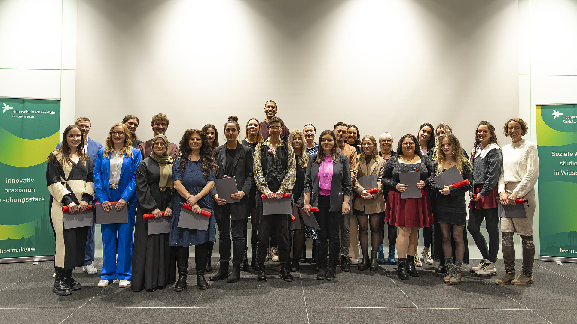 Gruppenfoto der Absolvent:innen des Bachelorstudiengangs Soziale Arbeit