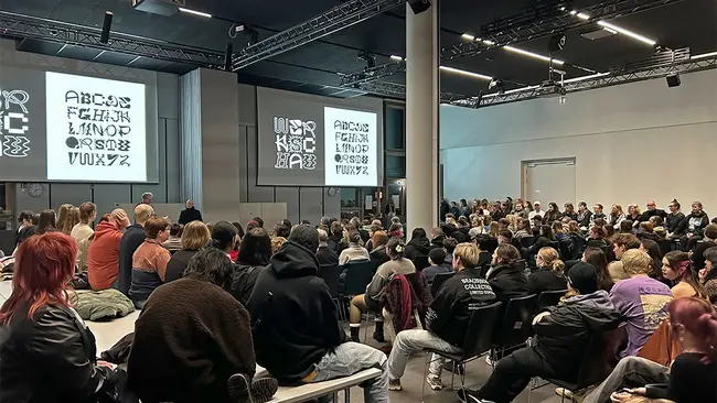 Blick über die Köpfe des Publikums während der Eröffenung der Werkschau Wiesbaden