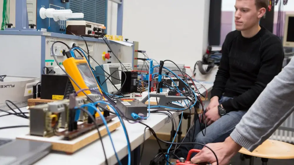 Geräte im Labor Leistungselektronik