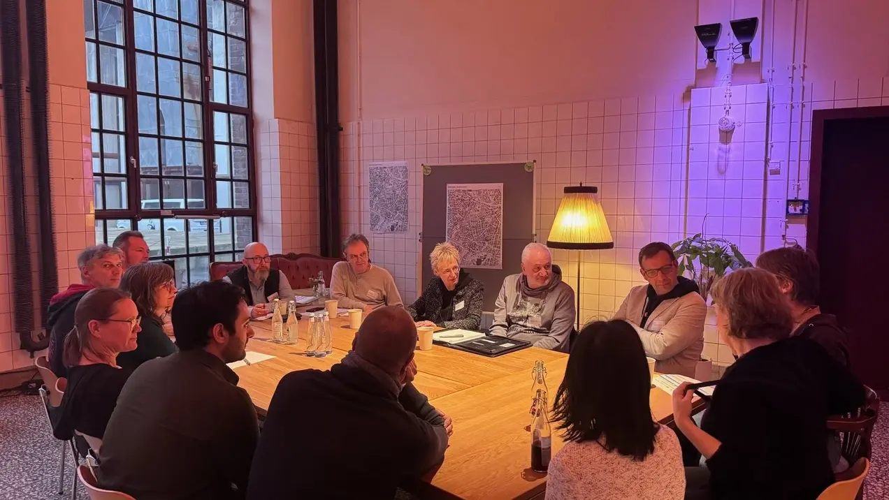 Gruppe sitzt am Tisch