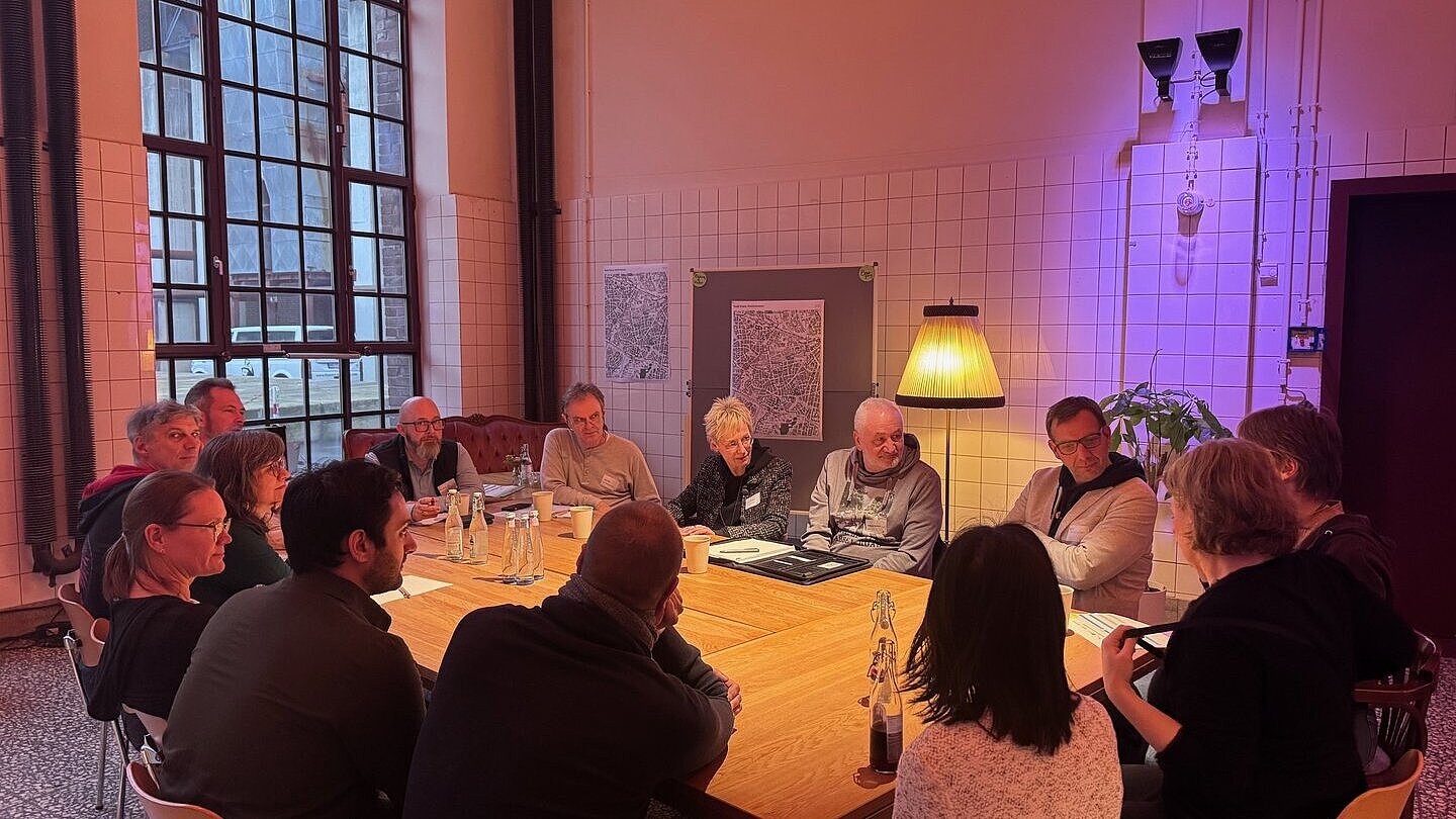 Gruppe sitzt am Tisch