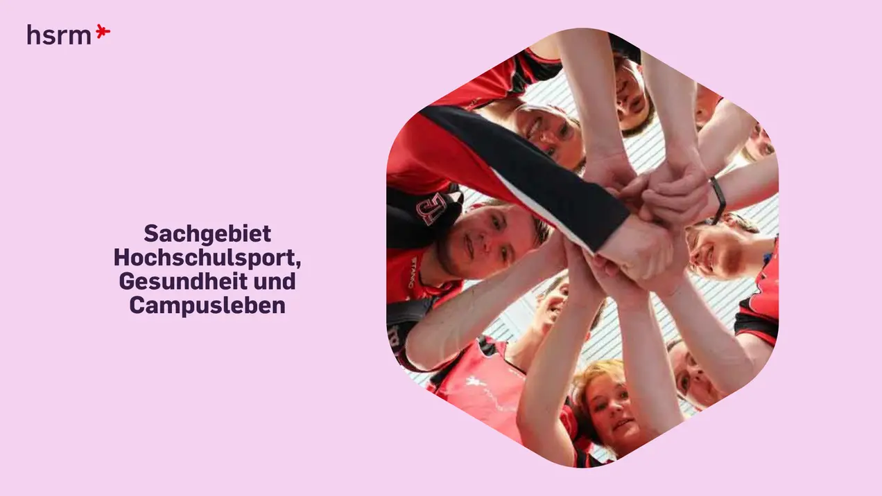 Eine Gruppe von Menschen steht im Kreis, die Hände in der Mitte zusammengelegt. Der Fokus liegt auf dem Teamgeist und der Zusammenarbeit, um ein gemeinsames Ziel zu erreichen. Links steht der Text: "Sachgebiet Hochschulsport, Gesundheit und Campuserleben".