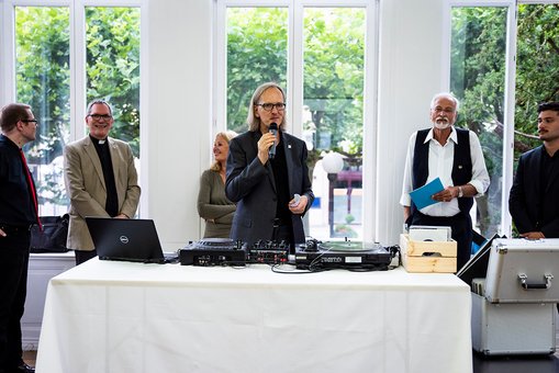 Axel Imholz, Rev. Christopher Easthill,  Elke Gruhn, Prof. Dr Theo Steiner, Johannes Alexander Schroth von der gleichnamigen Stiftung und Arthur Martoian aus dem studentischen Projektteam, das die Ausstellung realisiert hat