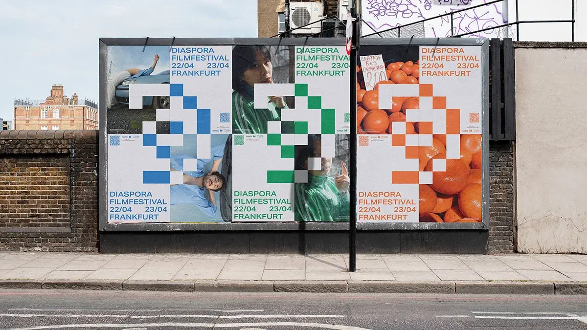 Plakatwände mit Werbung für das Diaspora Film Festival