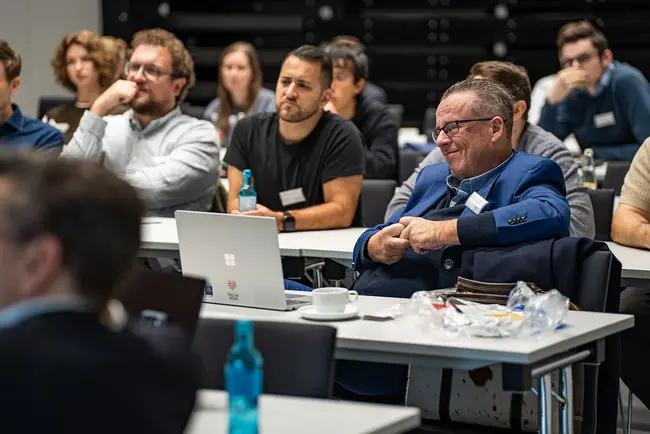 Teilnehmer:innen des Mobile Media Forums verfolgen einen Vortrag der Veranstaltung.