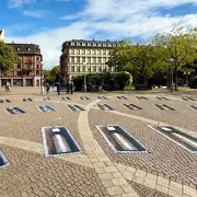 Blick auf die Kunstinstallation UNTITLED auf dem Dern'schen Gelände in Wiesbaden