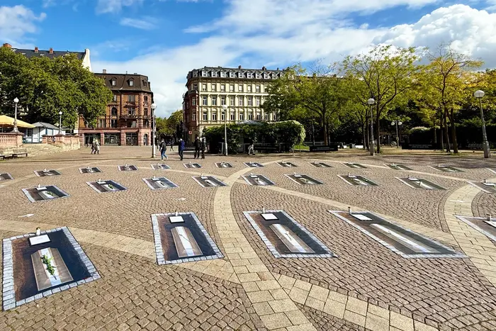 Blick auf die Kunstinstallation UNTITLED auf dem Dern'schen Gelände in Wiesbaden