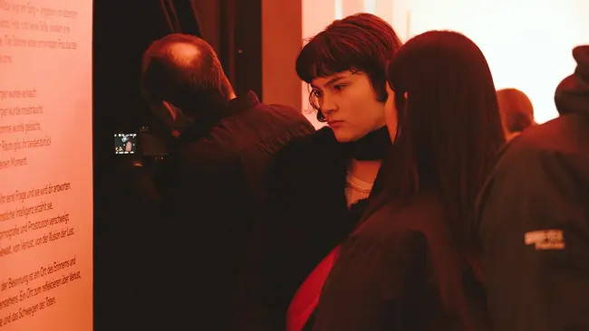 Zwei Besucher:innen in der Ausstellung Stop Pain of Porn