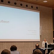 Fachtag Vortrag. Auf der Folie ist das Wort "Grußwort" zu sehen 