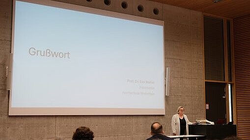 Fachtag Vortrag. Auf der Folie ist das Wort "Grußwort" zu sehen 