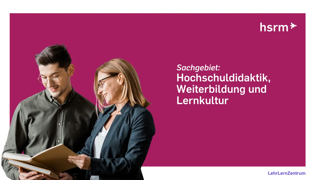 Zwei Personen, ein Mann und eine Frau, stehen nebeneinander. Der Mann schaut einen offenen Ordner an, während die Frau ihn anlächelt. Im Hintergrund steht der Text: „Sachgebiet: Hochschuldidaktik, Weiterbildung und Lernkultur“.