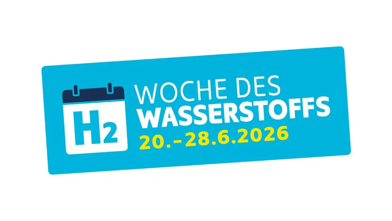 Blaues Banner mit dem Titel „Woche des Wasserstoffs“ in großen, bunten Buchstaben. Das Datum „20.-28.6.2026“ ist ebenfalls sichtbar. Ein kleines Kalendersymbol befindet sich oben links im Bild.