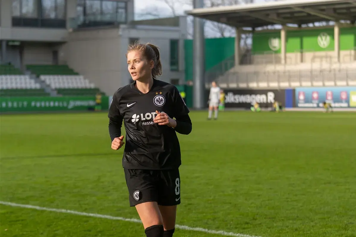 Sjoeke Nüsken im Trikot von Fußball-Bundesligist Eintracht Frankfurt